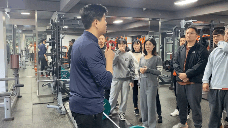 赵老师和学生授课