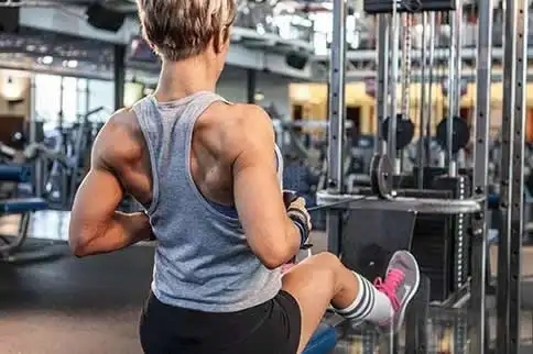 肩部训练先练后束？正确地做这个练习，你的肩膀会更宽！