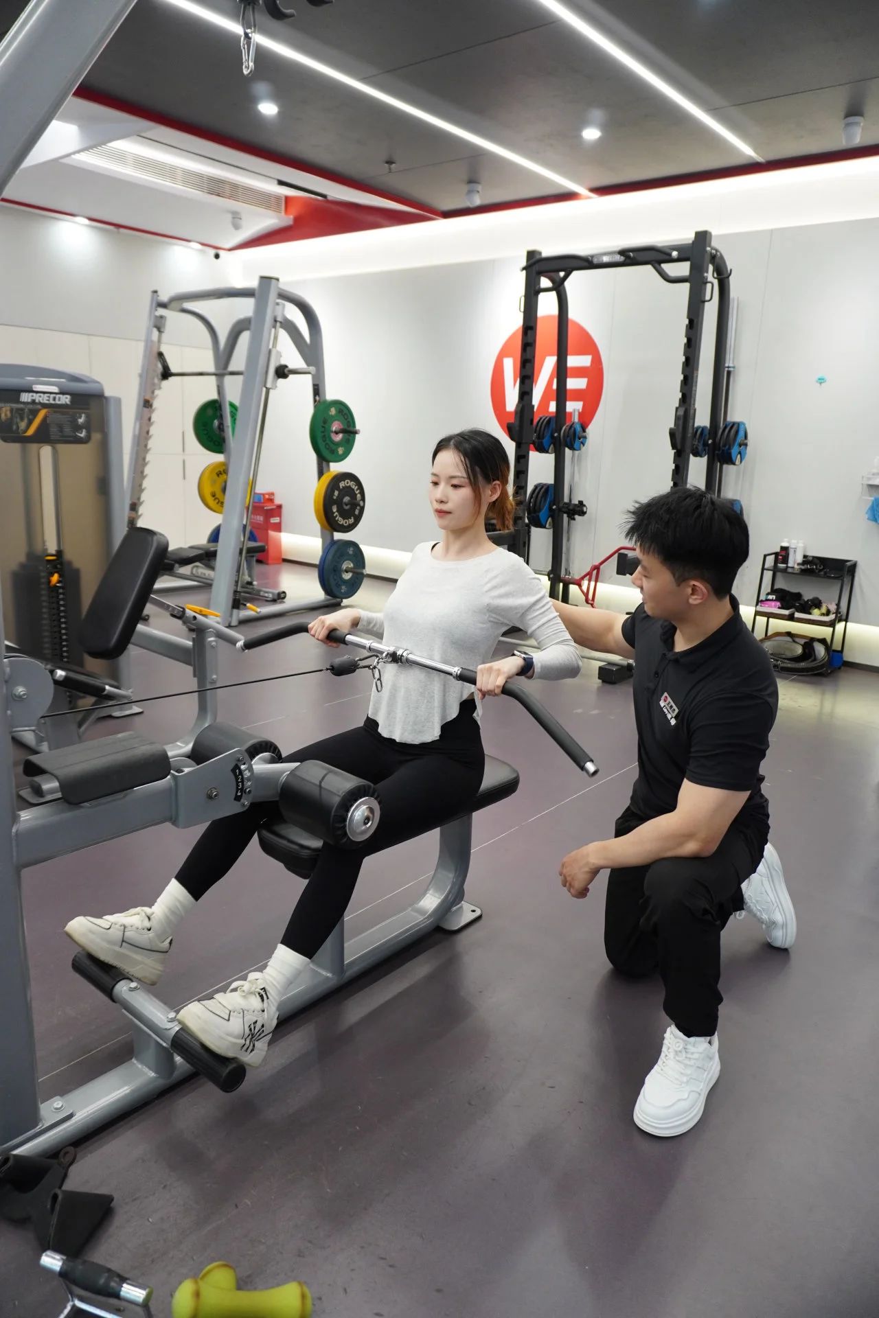 体德学员王雅杰和门店教练进行训练