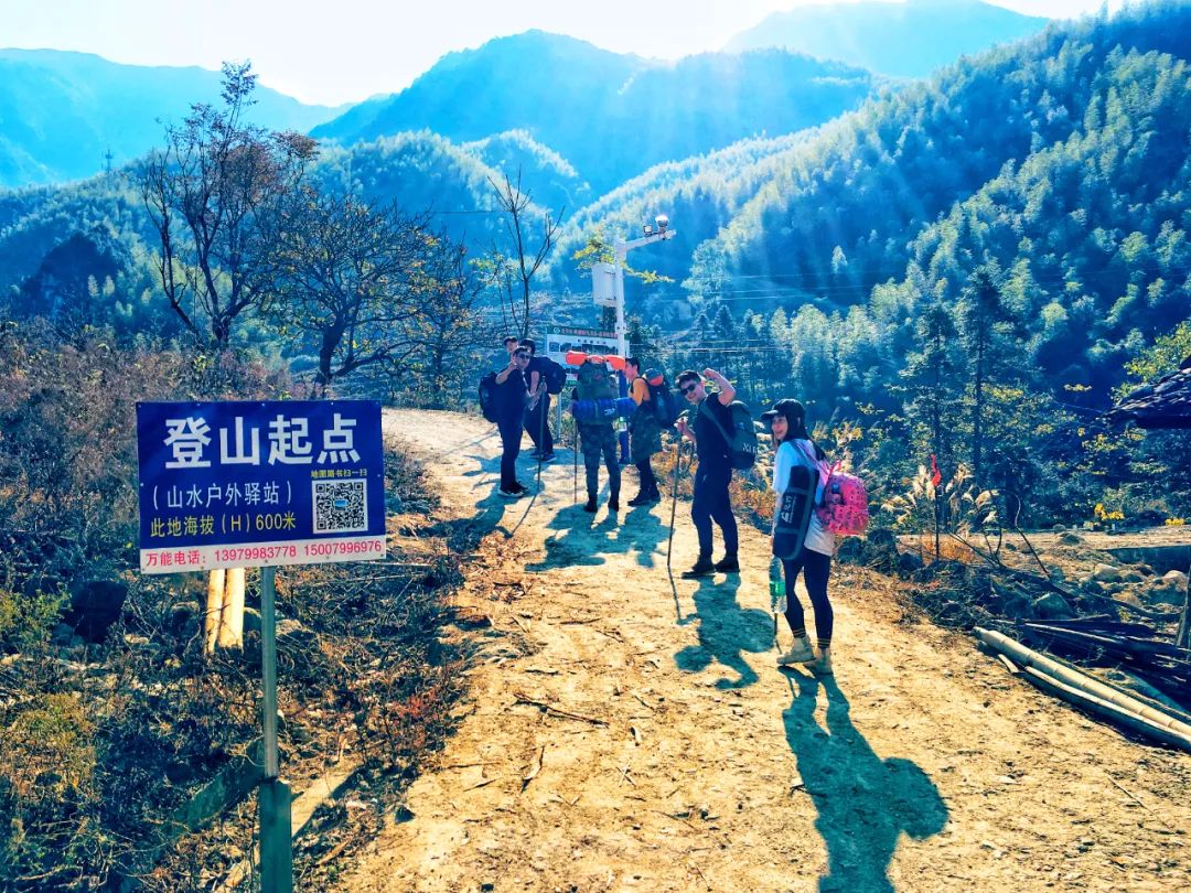 体德智训程老师和学生登山